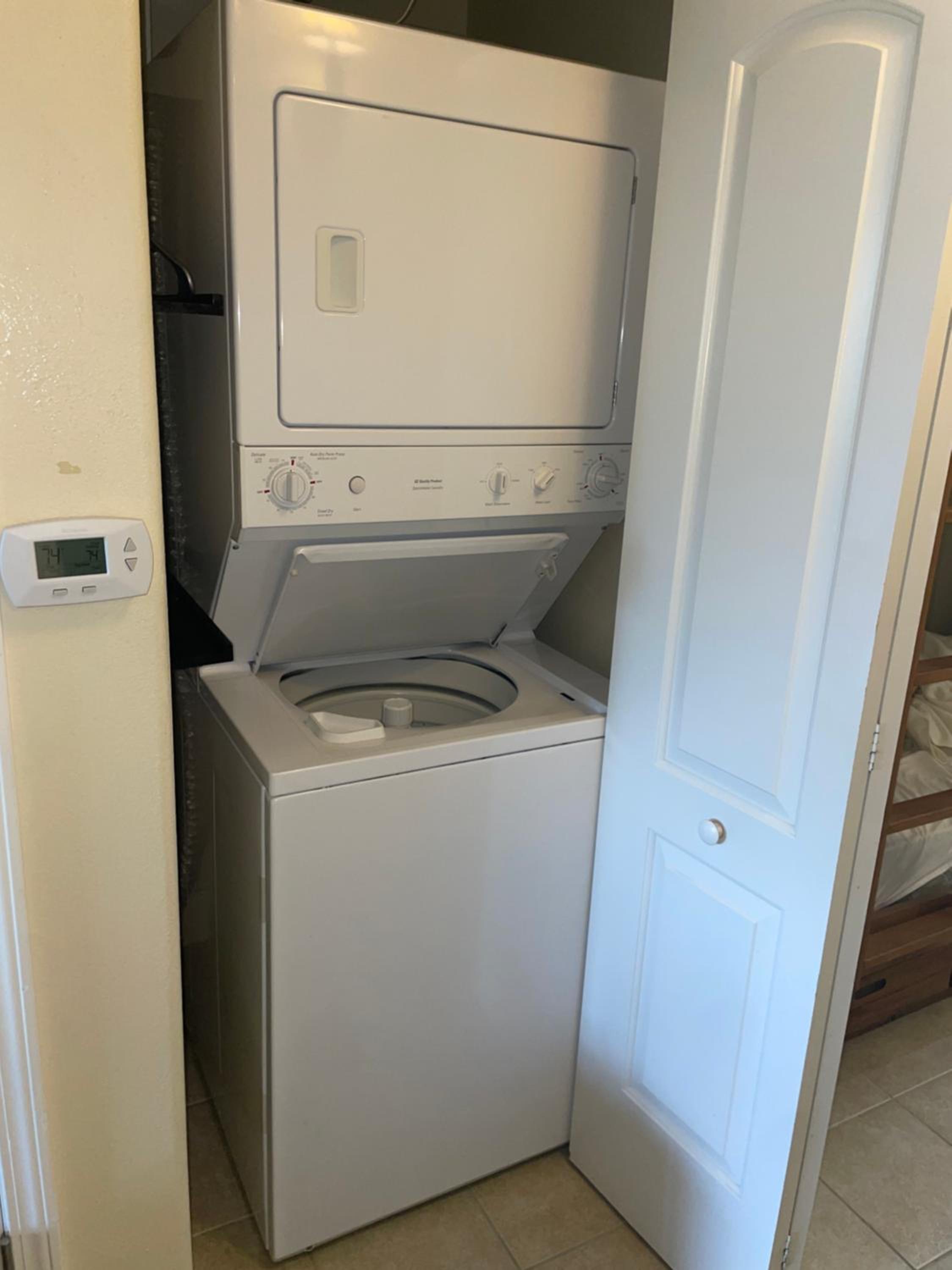 Disney 1 mile , Blue Heron 1 room 2 bath,amenities,6 guests, walk to restaurants, no fees at check in or check out