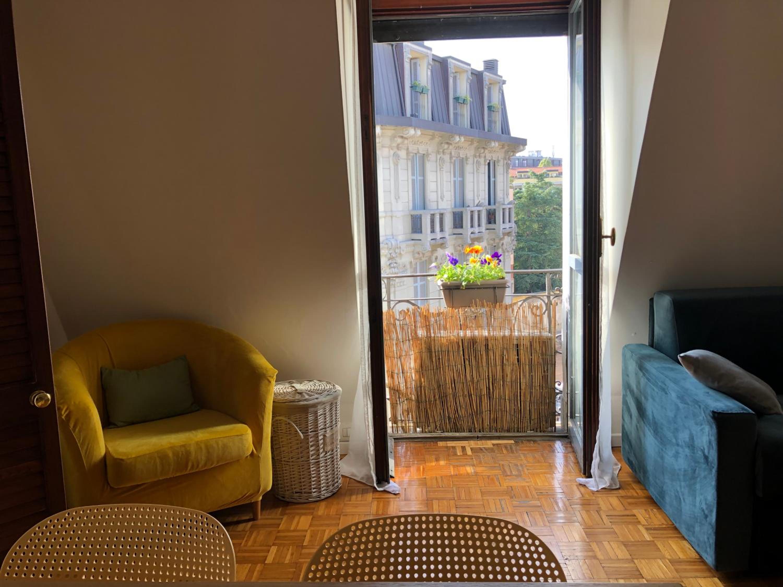 Easy Isola, for an easy stay