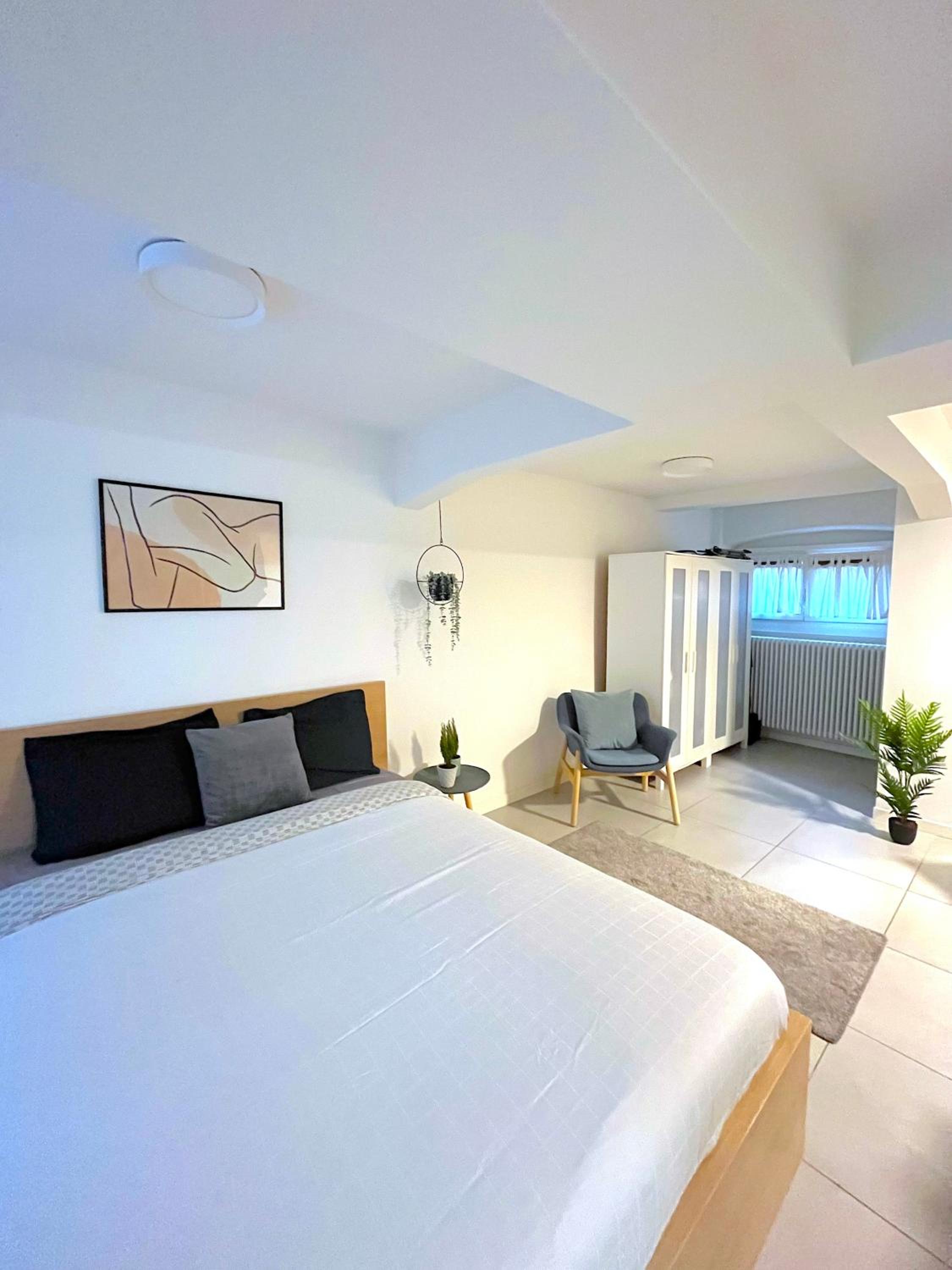 The Hidden Studio; Comfy & close to the Lake view 2