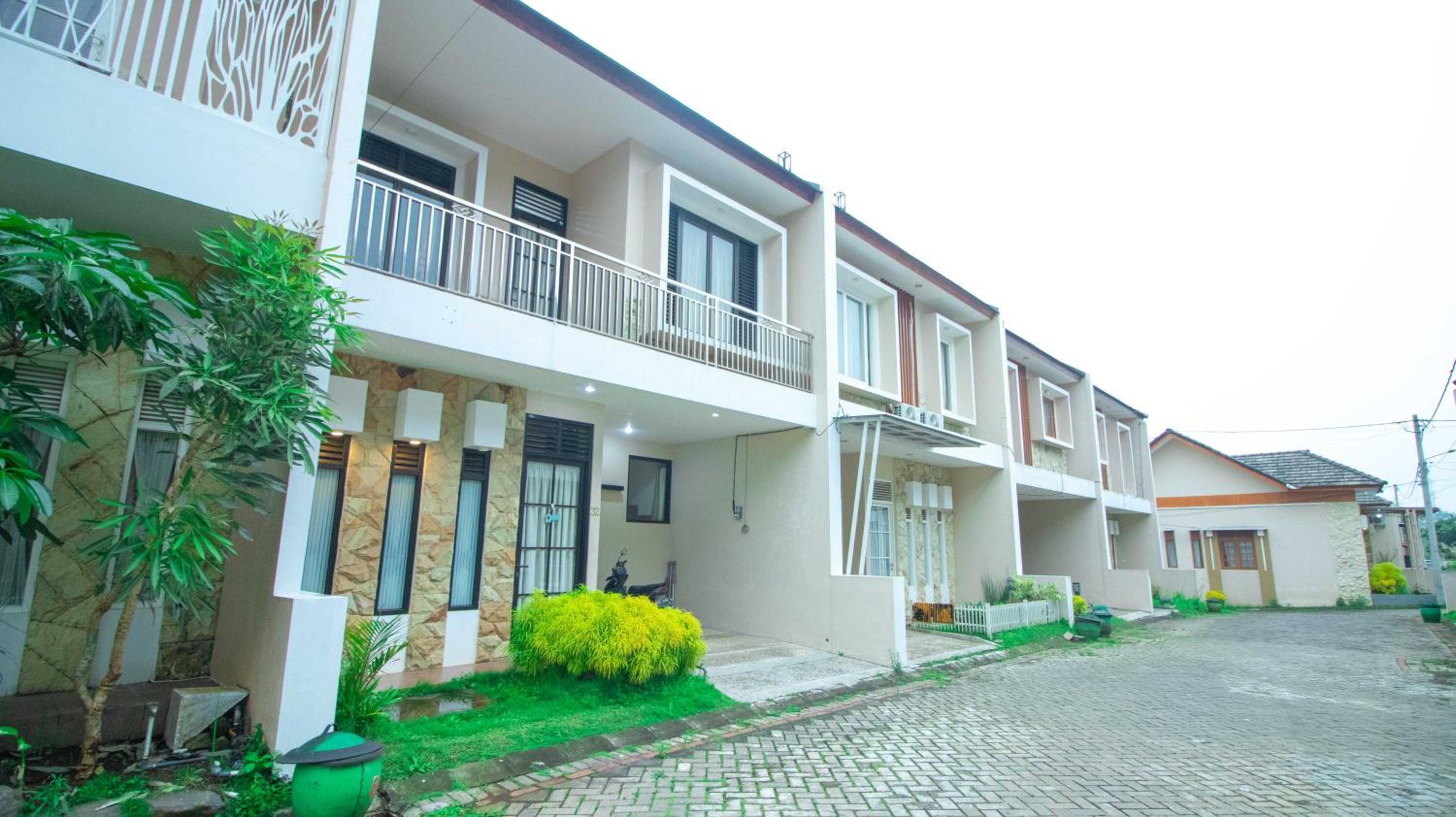 Villa Bromo 32 with Karaoke & Balcony view 3