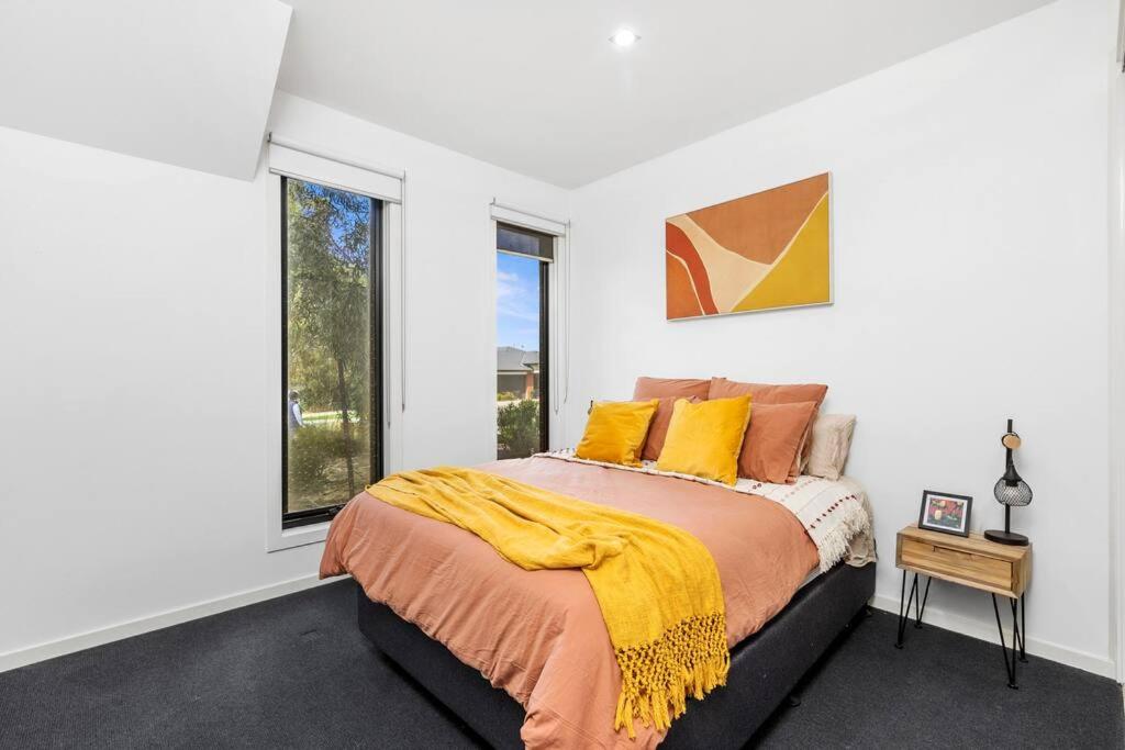 Bayview Luxe- Sleeping 14, Pet Friendly, Views- 4 bedroom, lounge with sofa beds