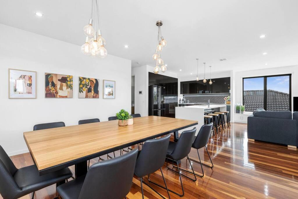 Bayview Luxe- Sleeping 14, Pet Friendly, Views- 4 bedroom, lounge with sofa beds