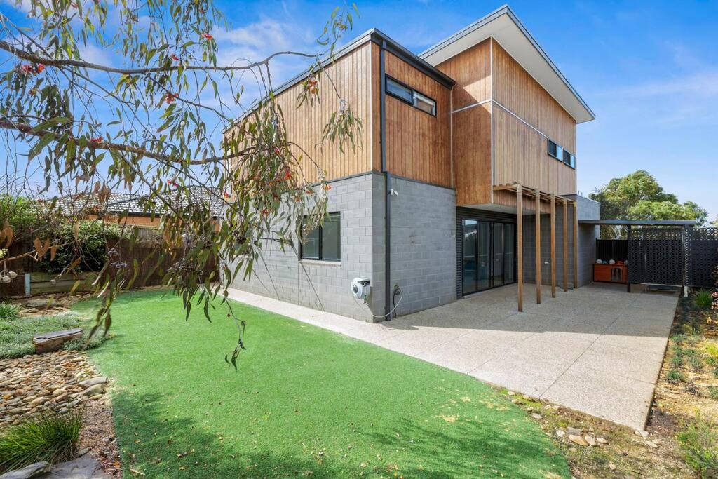 Bayview Luxe- Sleeping 14, Pet Friendly, Views- 4 bedroom, lounge with sofa beds