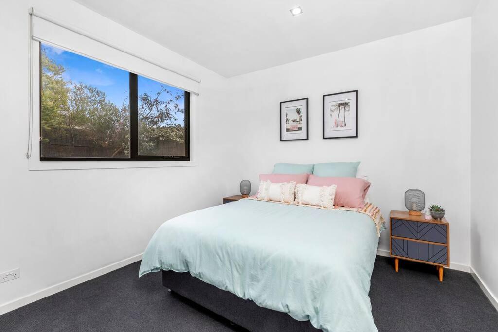 Bayview Luxe- Sleeping 14, Pet Friendly, Views- 4 bedroom, lounge with sofa beds