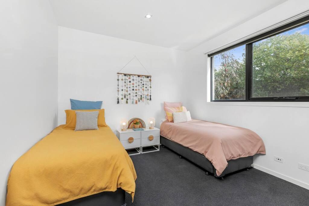 Bayview Luxe- Sleeping 14, Pet Friendly, Views- 4 bedroom, lounge with sofa beds