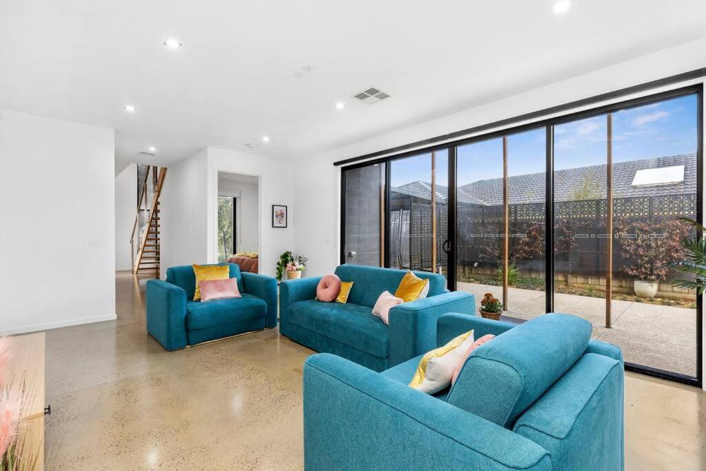 Bayview Luxe- Sleeping 14, Pet Friendly, Views- 4 bedroom, lounge with sofa beds