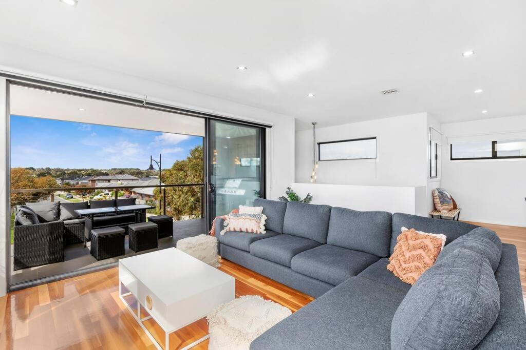 Bayview Luxe- Sleeping 14, Pet Friendly, Views- 4 bedroom, lounge with sofa beds