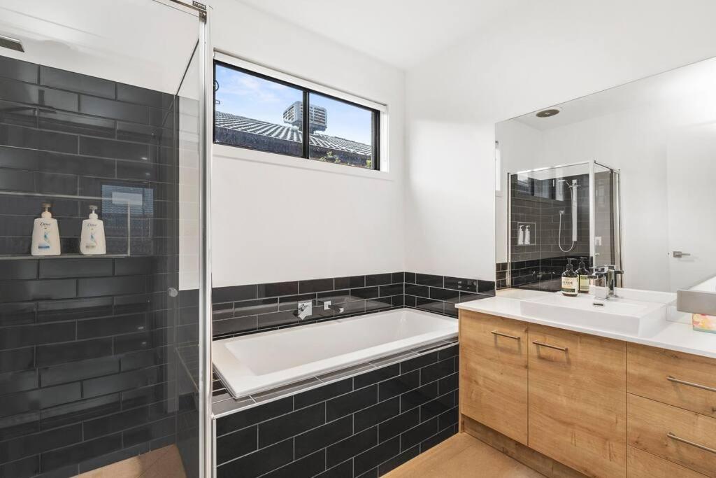 Bayview Luxe- Sleeping 14, Pet Friendly, Views- 4 bedroom, lounge with sofa beds