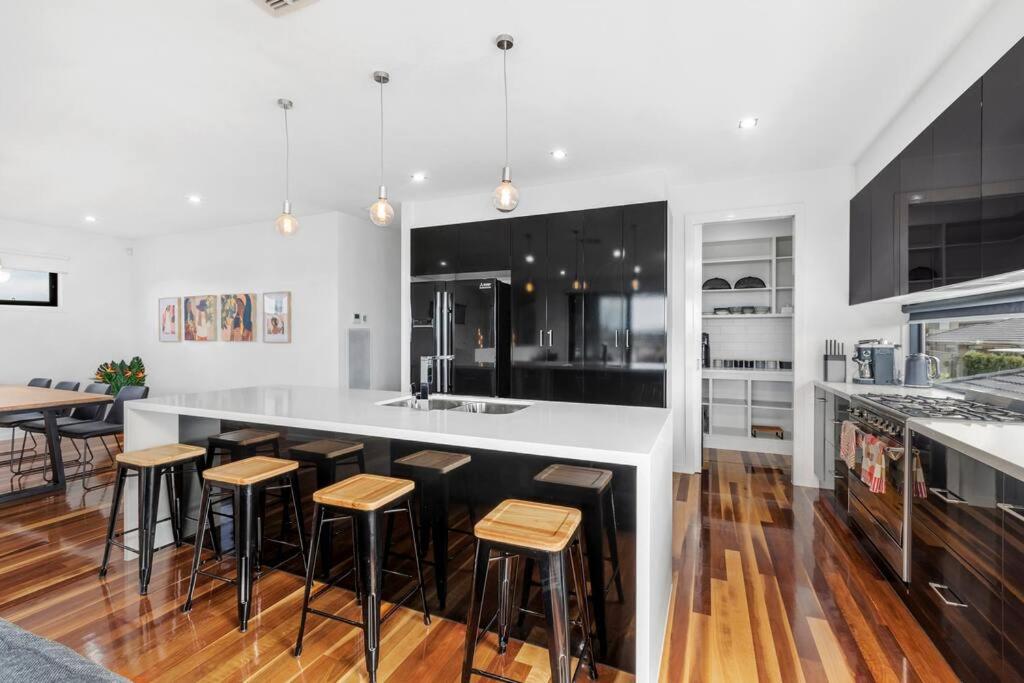 Bayview Luxe- Sleeping 14, Pet Friendly, Views- 4 bedroom, lounge with sofa beds