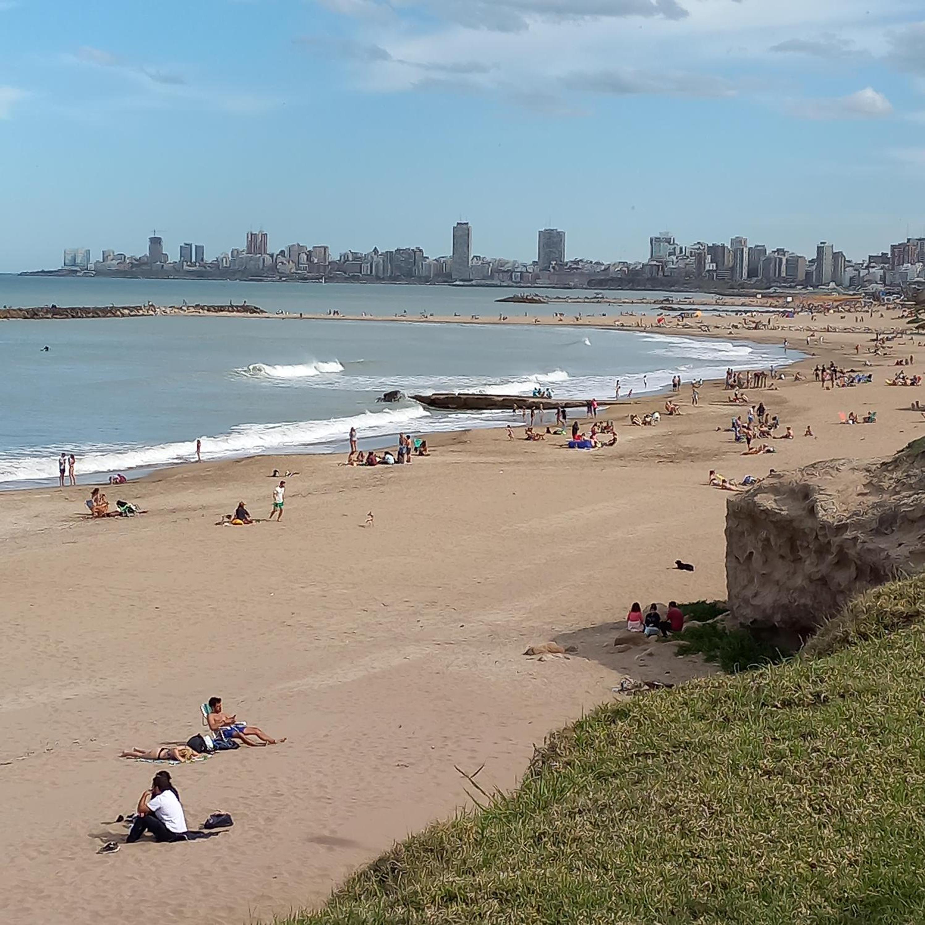 BAHÍA NORTE.Tres ambientes con cochera a metros del mar