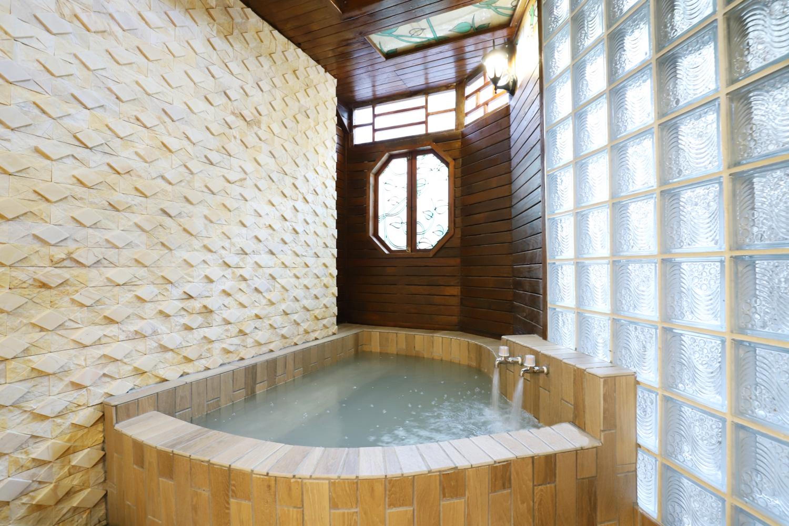 Phoenix Pavilion Hot Spring Hotel