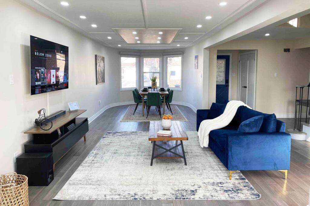 Chic Renovated 3BR Spacious Home Near Yonge St