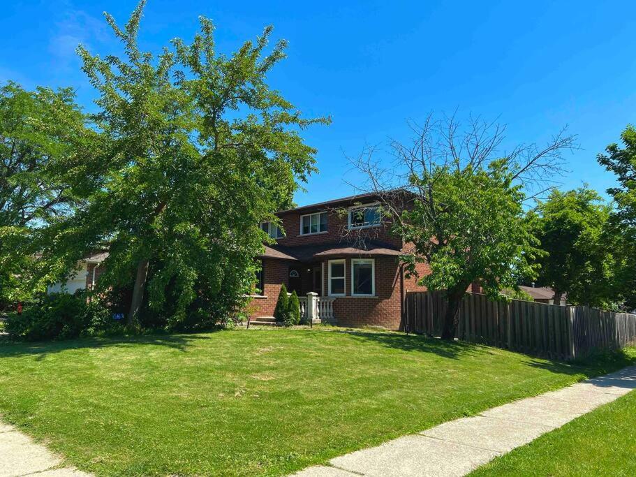 Chic Renovated 3BR Spacious Home Near Yonge St