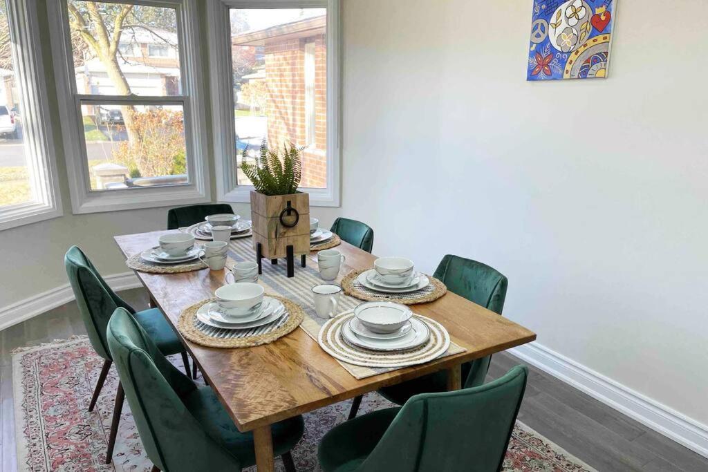 Chic Renovated 3BR Spacious Home Near Yonge St