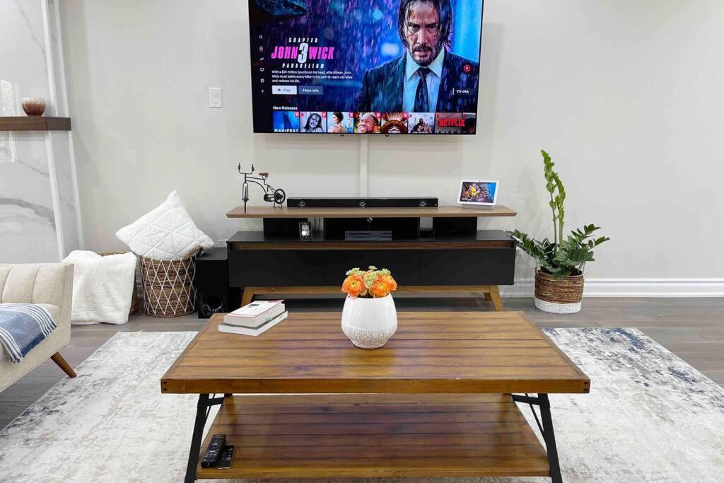 Chic Renovated 3BR Spacious Home Near Yonge St