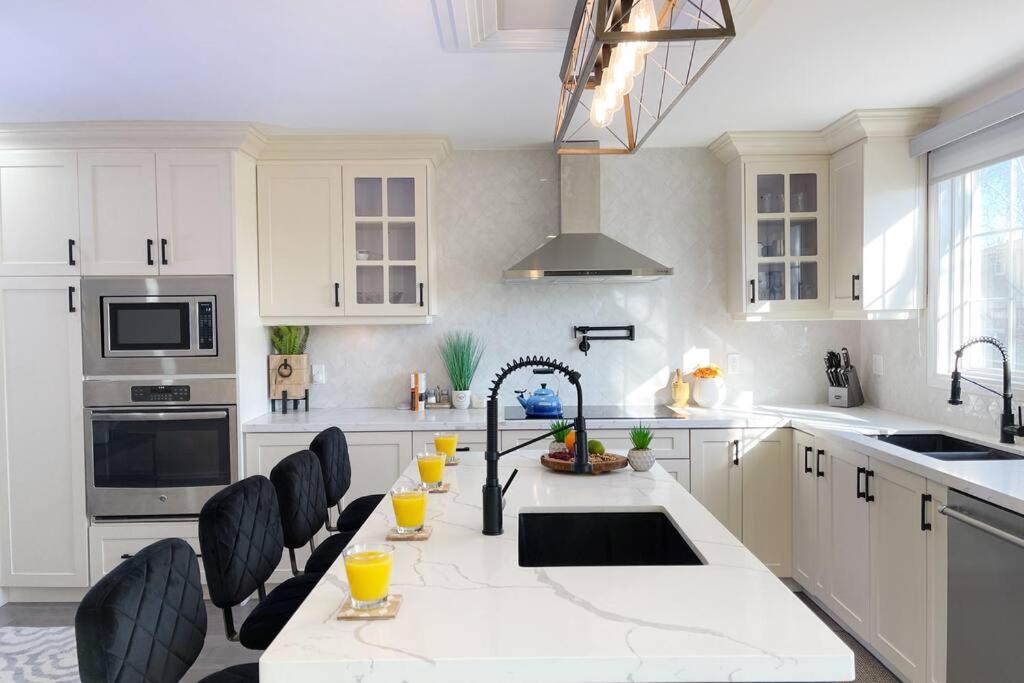 Chic Renovated 3BR Spacious Home Near Yonge St