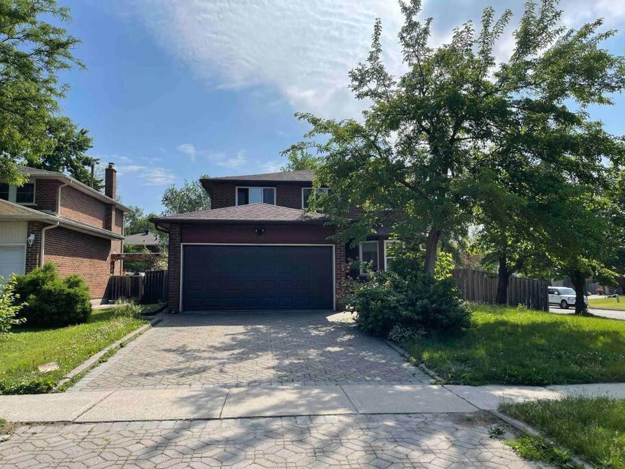 Chic Renovated 3BR Spacious Home Near Yonge St