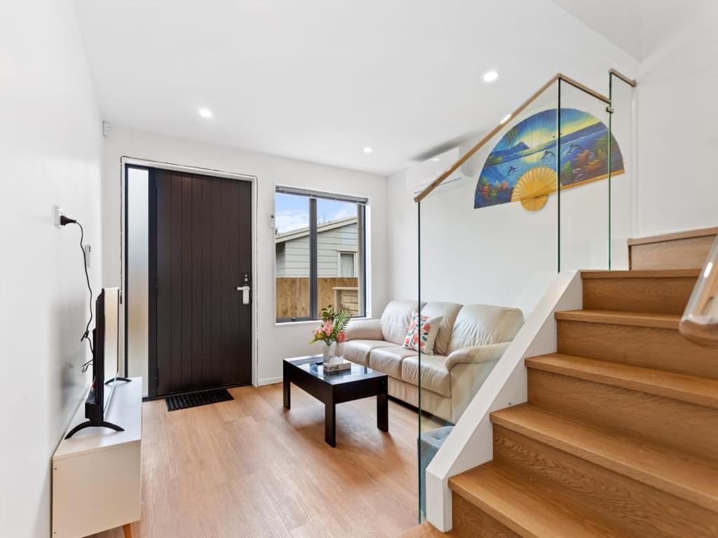 Cheerful Three Bedroom Townhouse with Parking view 2
