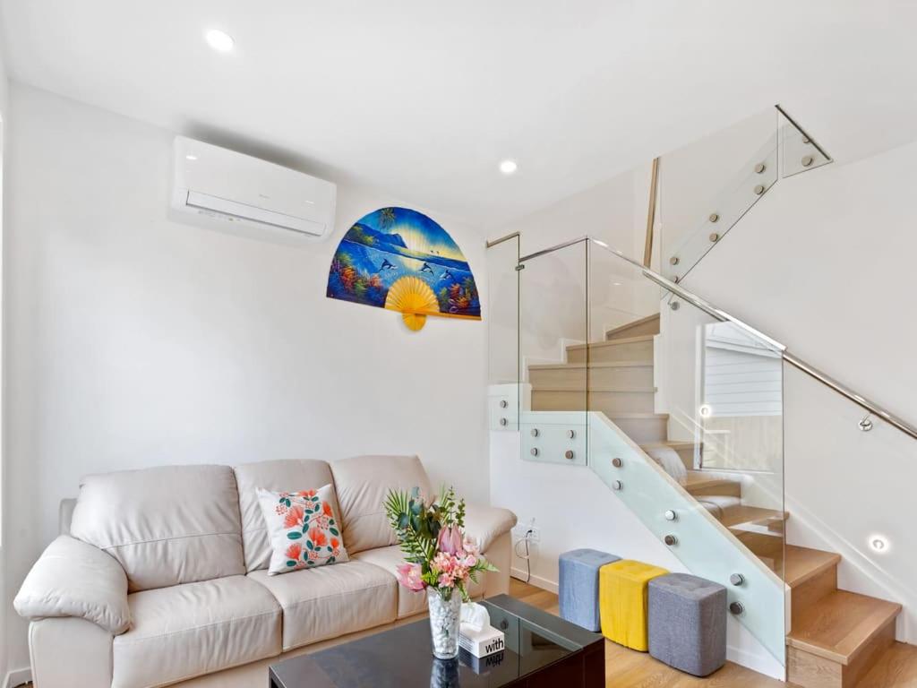 Cheerful Three Bedroom Townhouse with Parking view 5