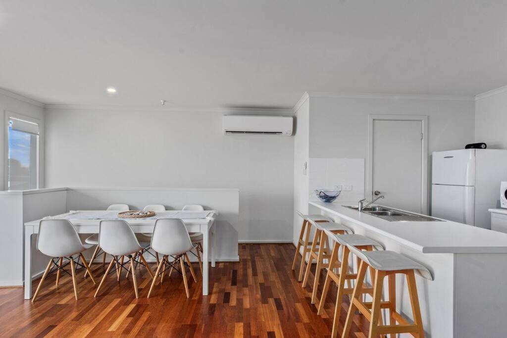 One Merino Panoramic Beach House Modern Sleeps 10