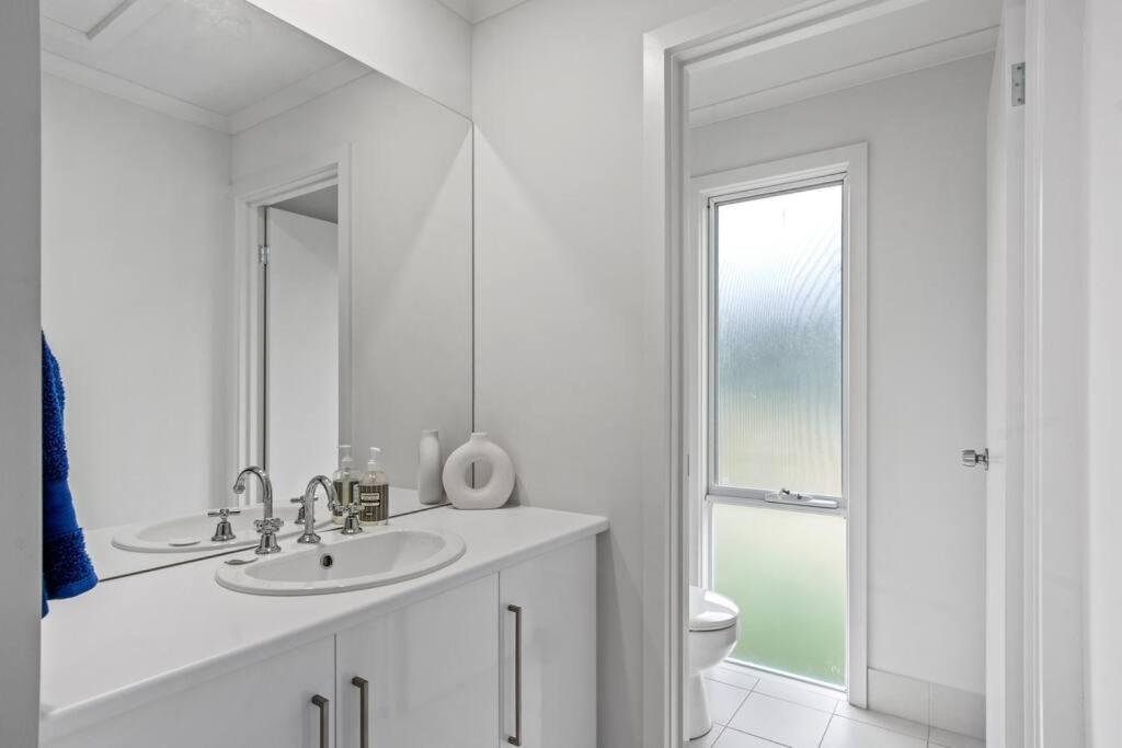 One Merino Panoramic Beach House Modern Sleeps 10