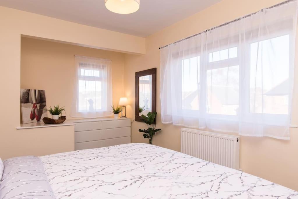 City Home from Home - Peaceful, Cosy & Modern 2Bed house view 3