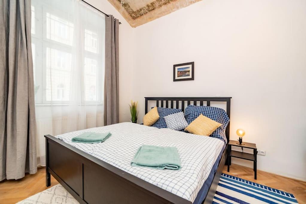Cosy, retro-styled flat in beautiful Zizkov