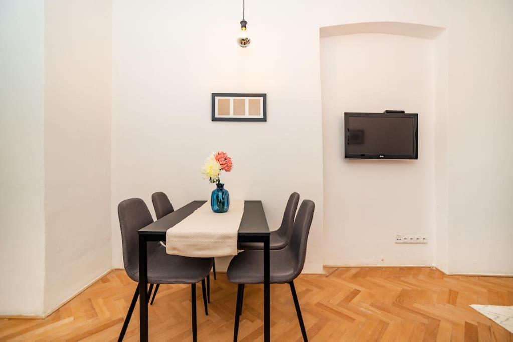 Cosy, retro-styled flat in beautiful Zizkov