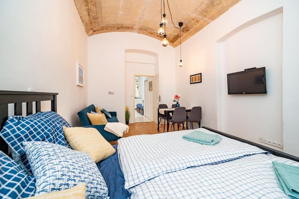 Cosy, retro-styled flat in beautiful Zizkov