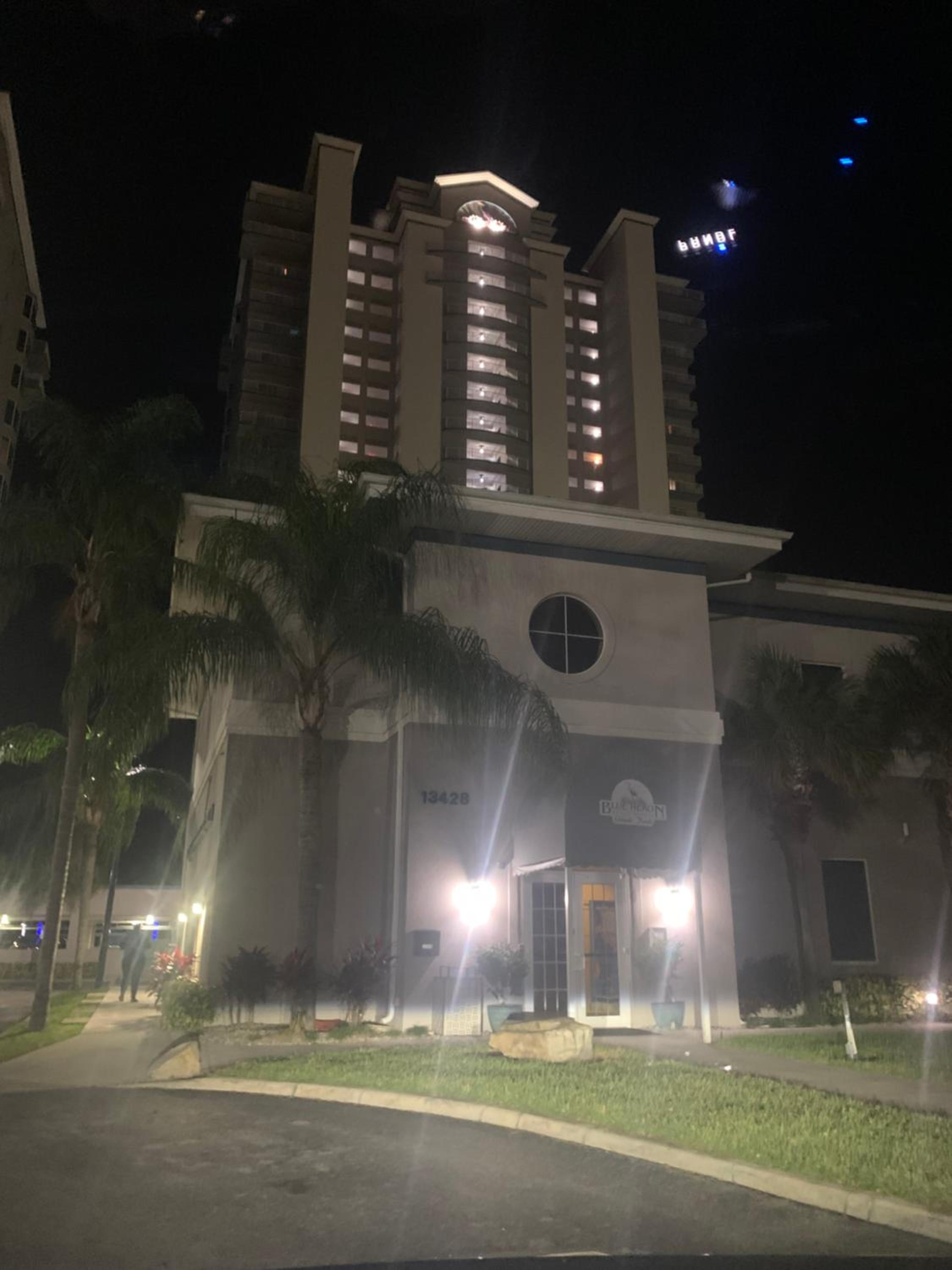 Hotel Disney just 1 and a quarter mile away, Blue Heron 1 room 2 bath,amenities,6 guests, walk to restaurants, no fees at check in - Image 1