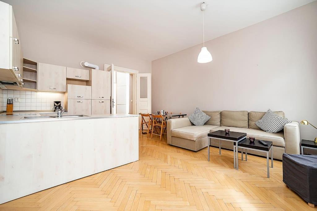 Cozy and sunny apartment in uptown
