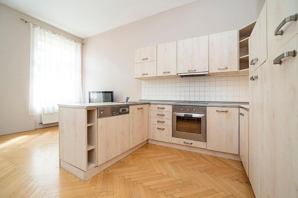 Cozy and sunny apartment in uptown