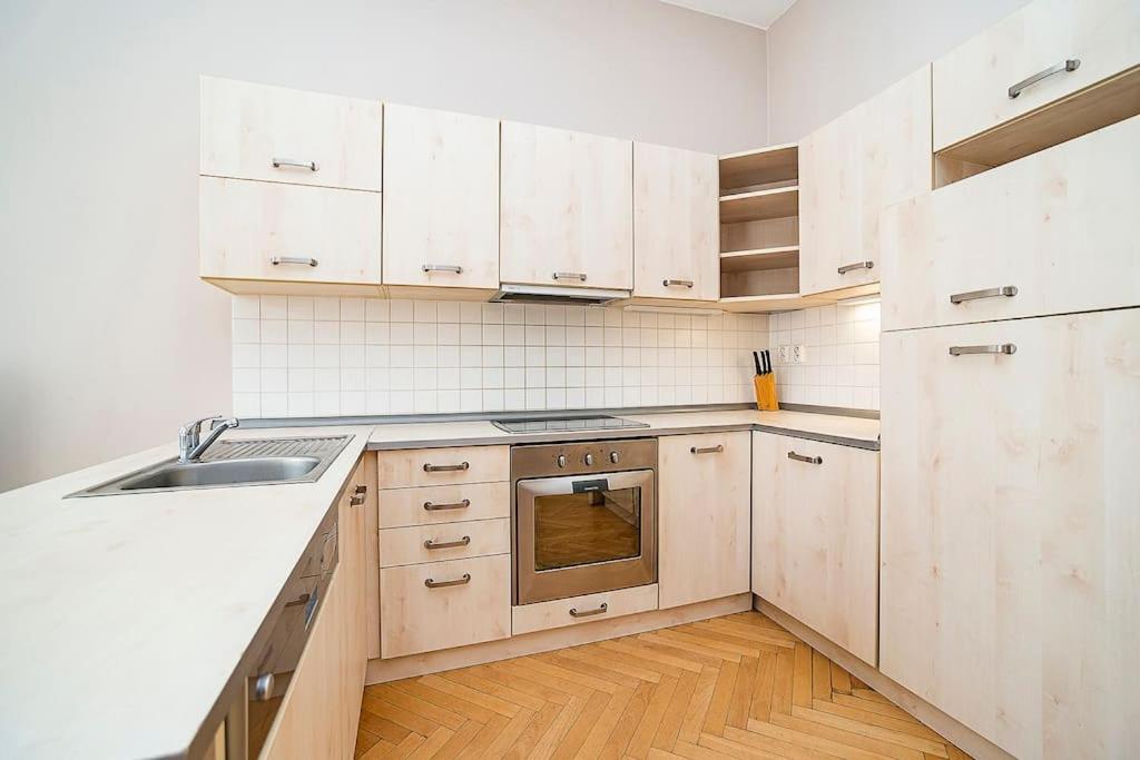 Cozy and sunny apartment in uptown