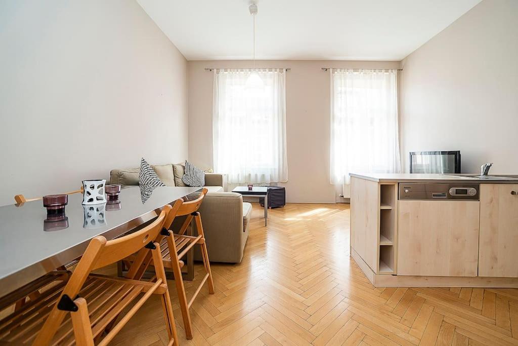 Cozy and sunny apartment in uptown
