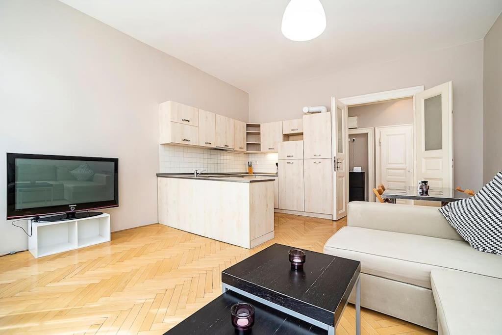 Cozy and sunny apartment in uptown
