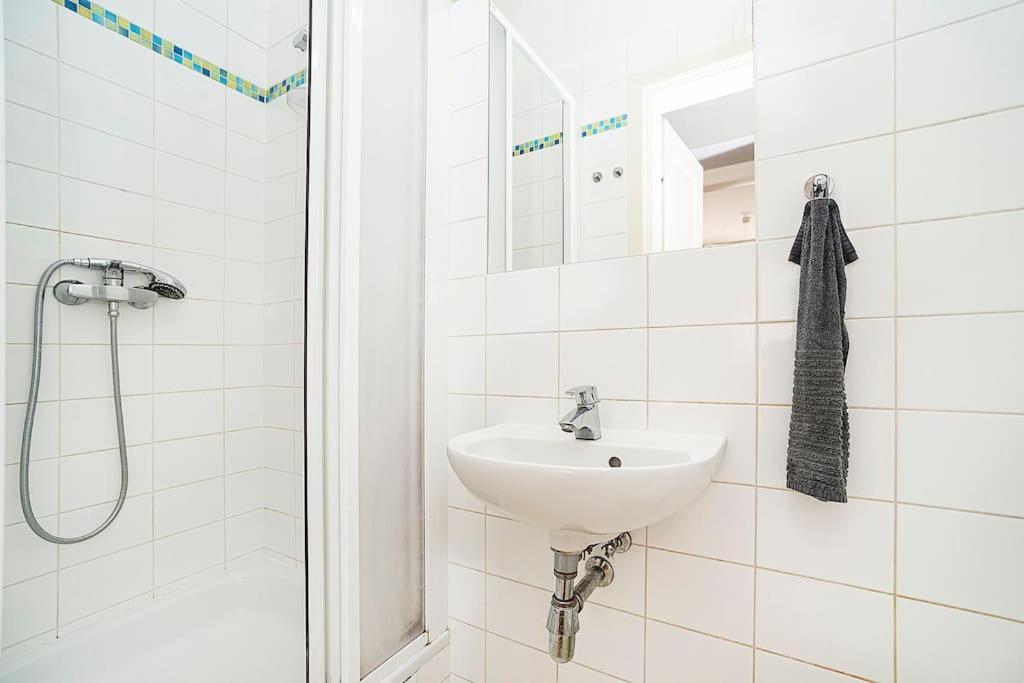 Cozy and sunny apartment in uptown