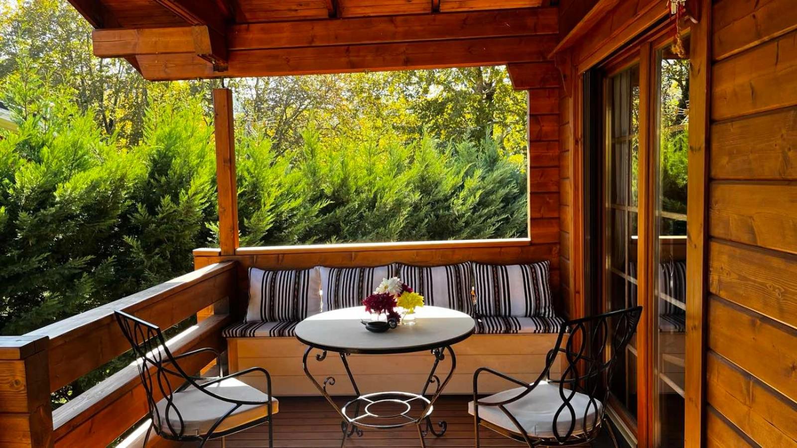 Riverside Forest Retreat-Chalet