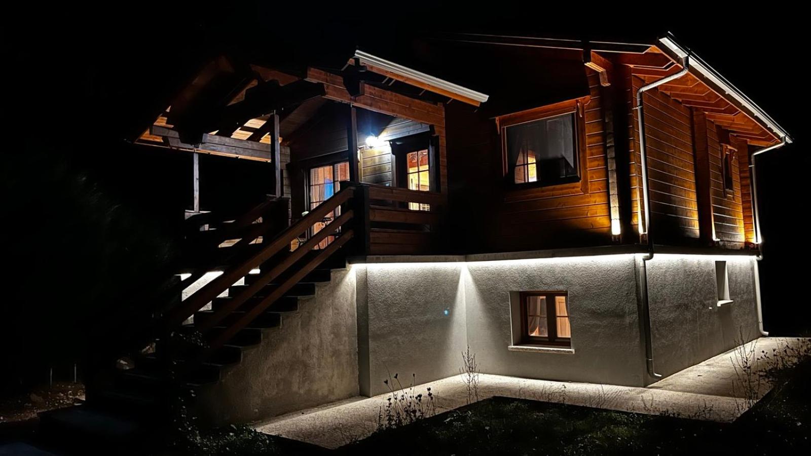 Riverside Forest Retreat-Chalet