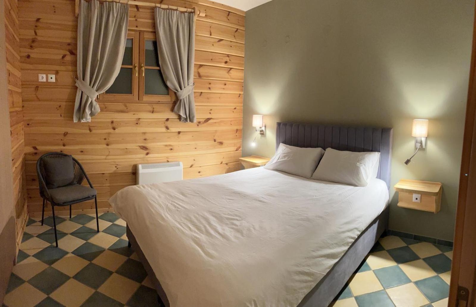 Riverside Forest Retreat-Chalet