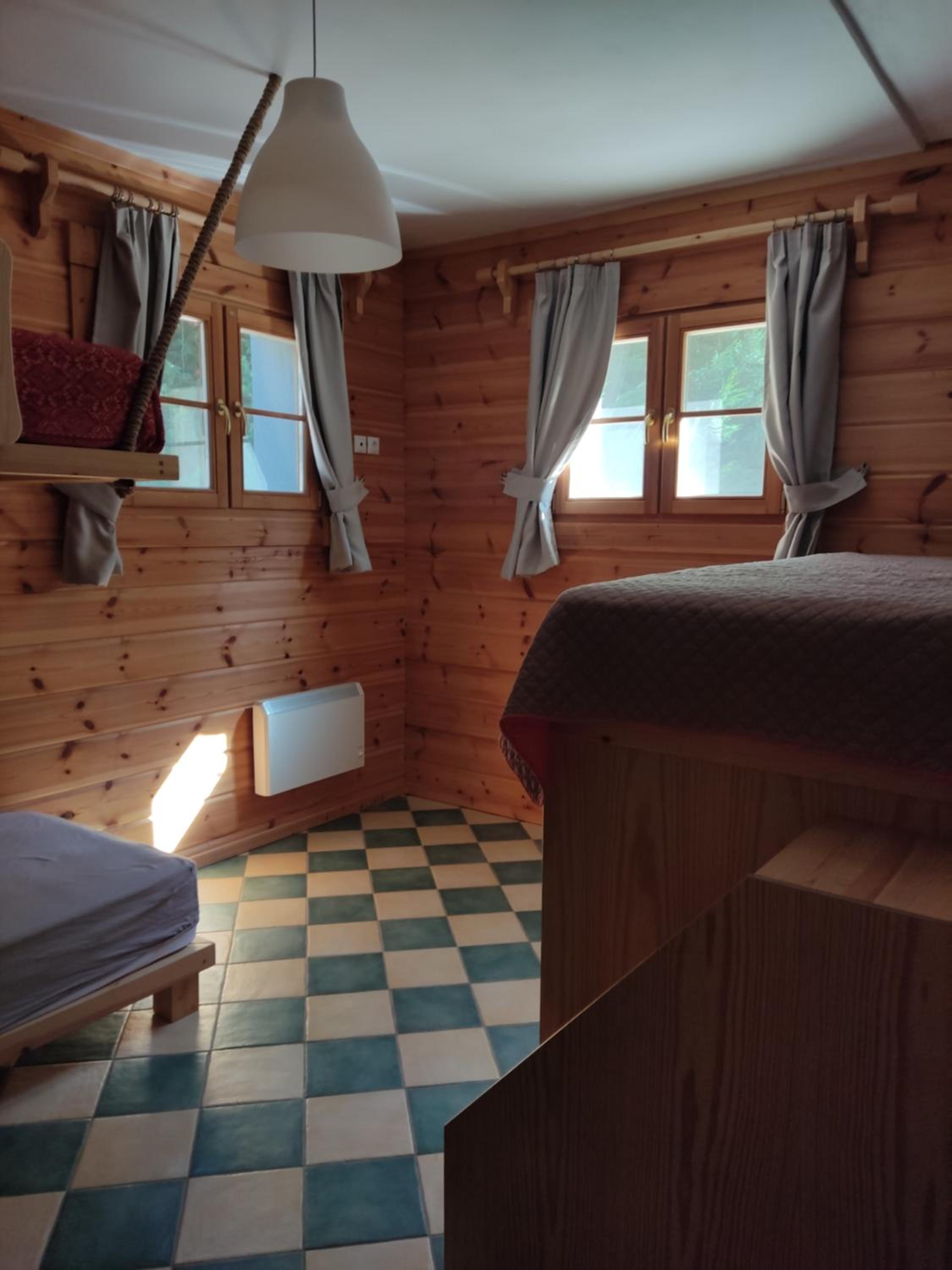 Riverside Forest Retreat-Chalet