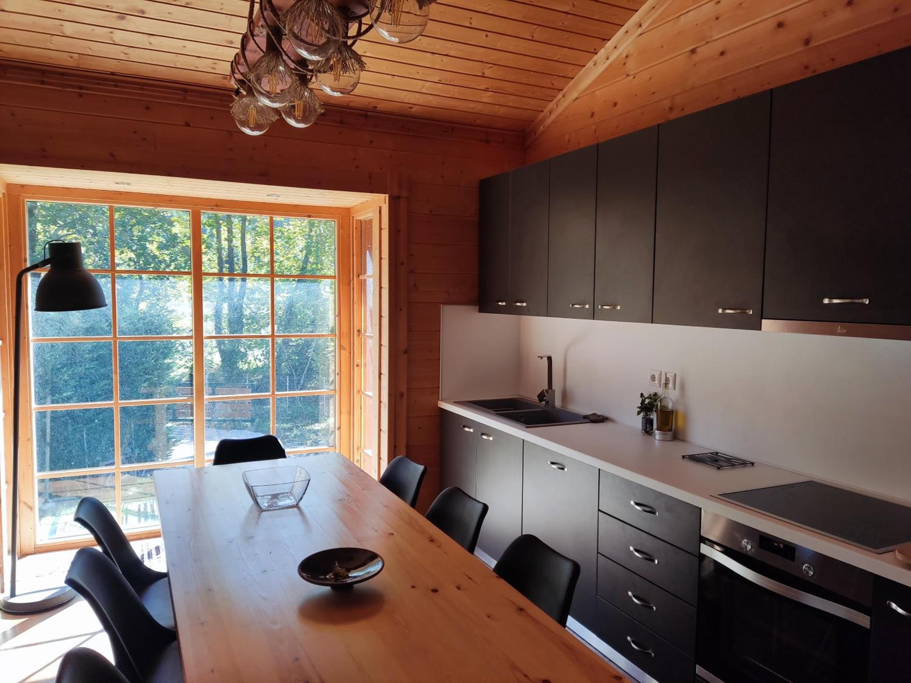 Riverside Forest Retreat-Chalet