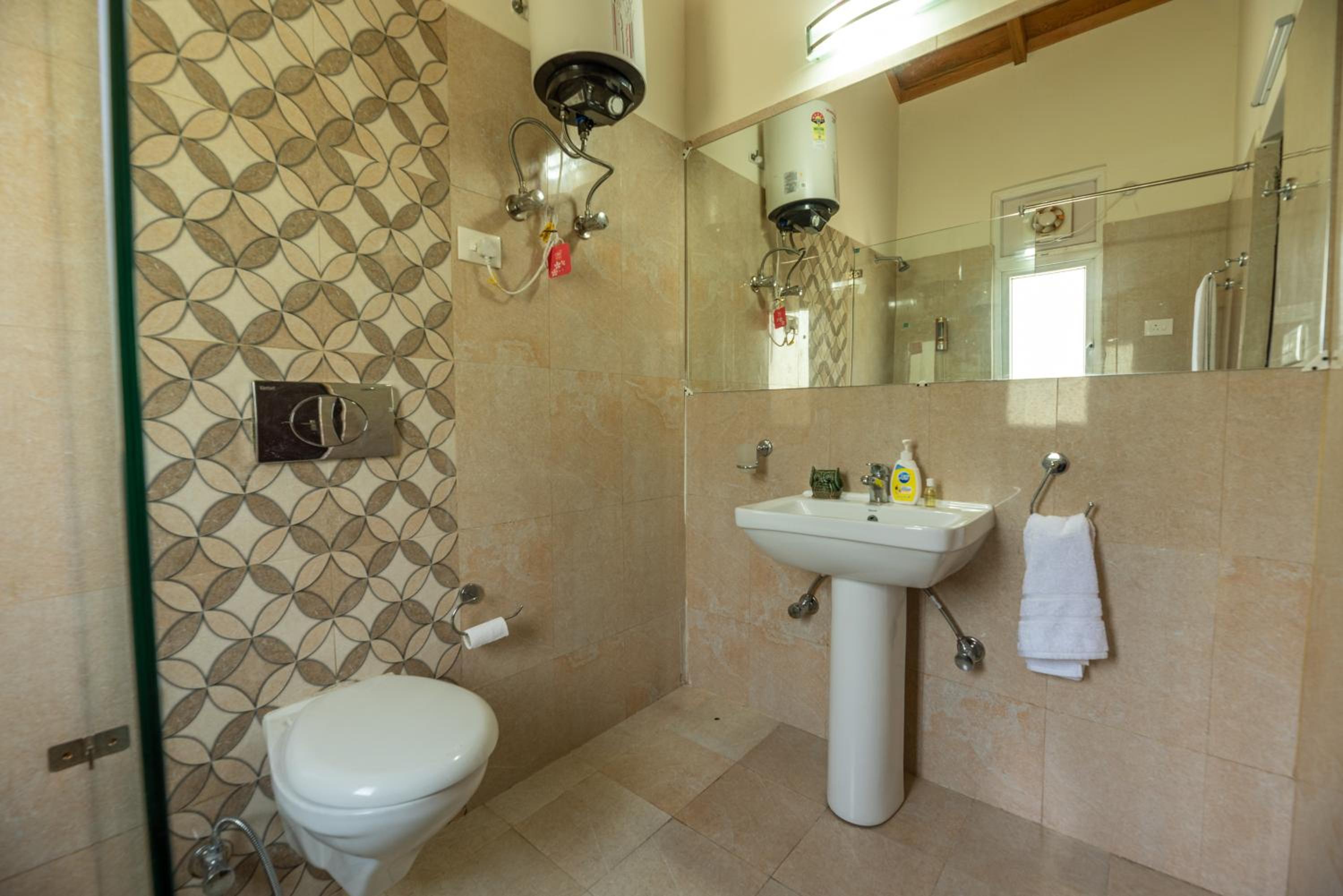 The Ultimate Escape l Lake View 4 BR Penthouse by Roamhome