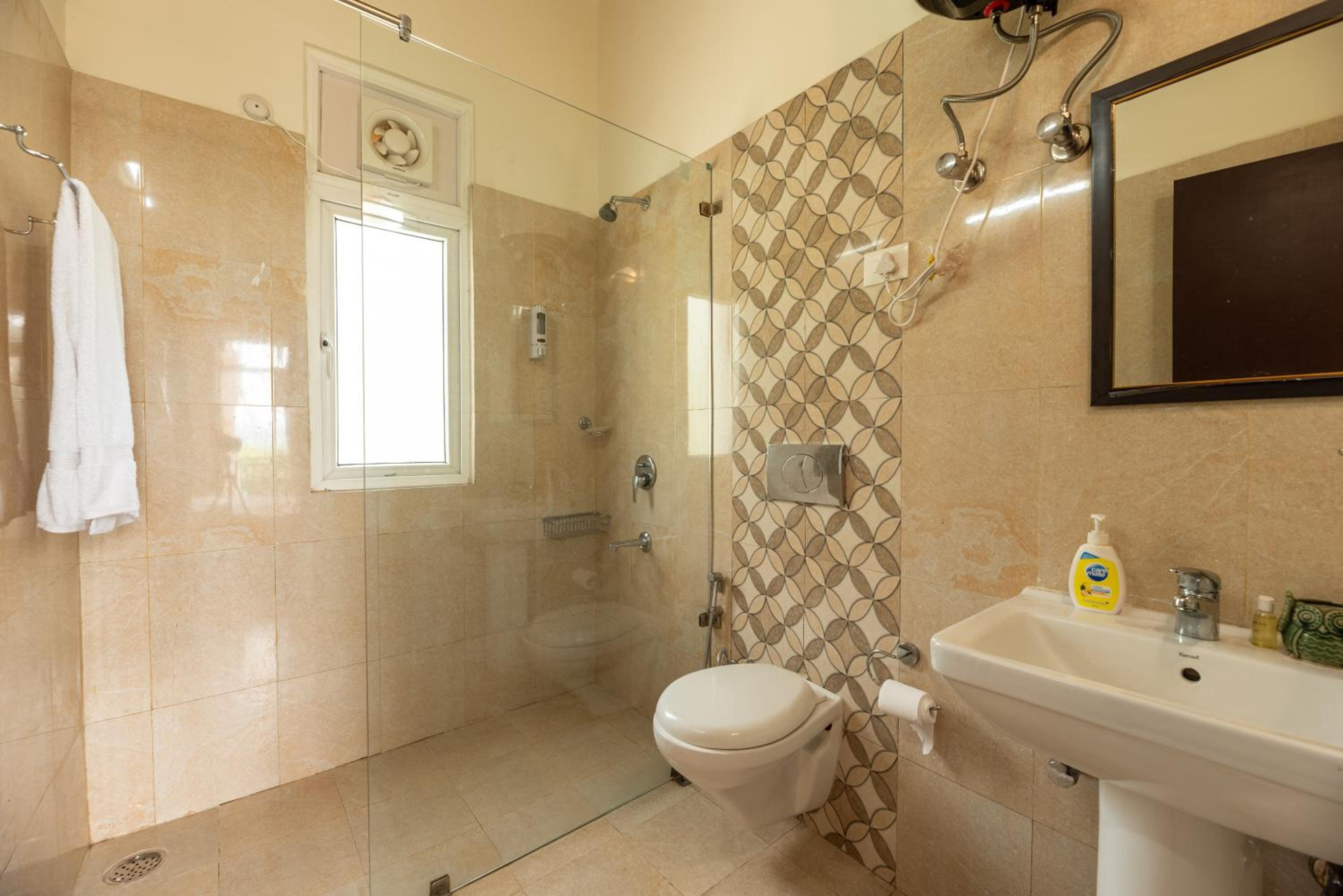 The Ultimate Escape l Lake View 4 BR Penthouse by Roamhome