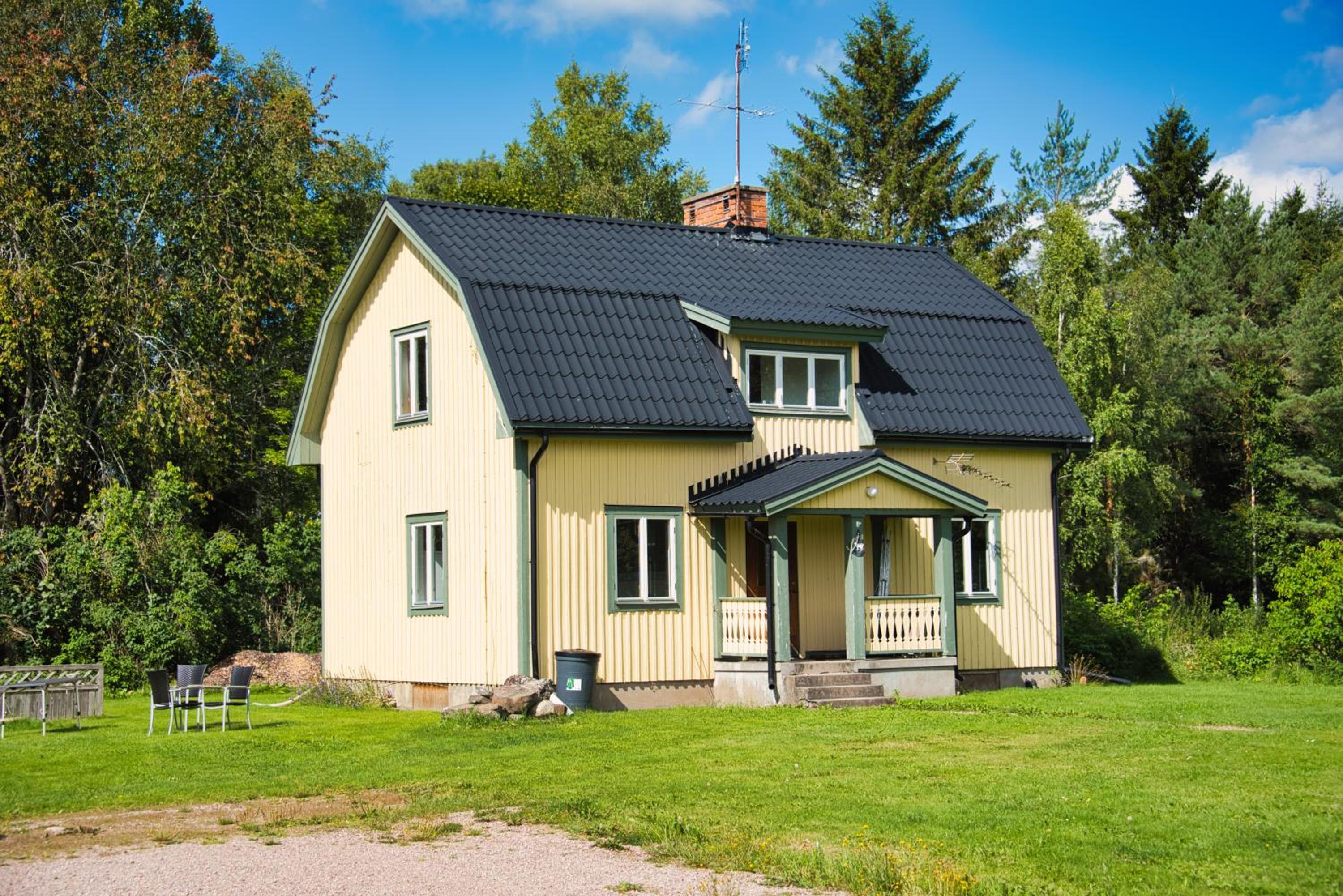 Gula huset, Lakene Ostgård