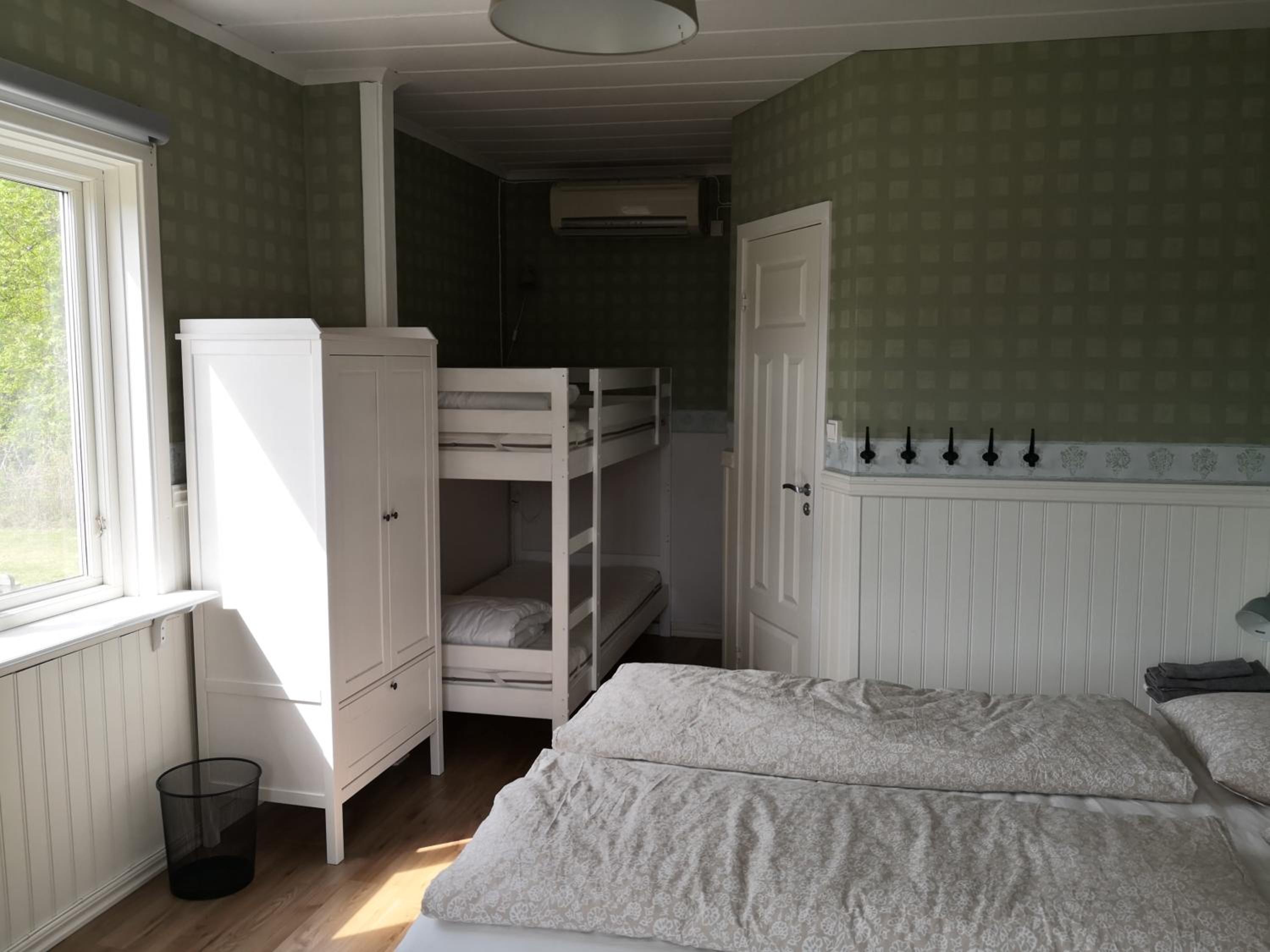 Gula huset, Lakene Ostgård