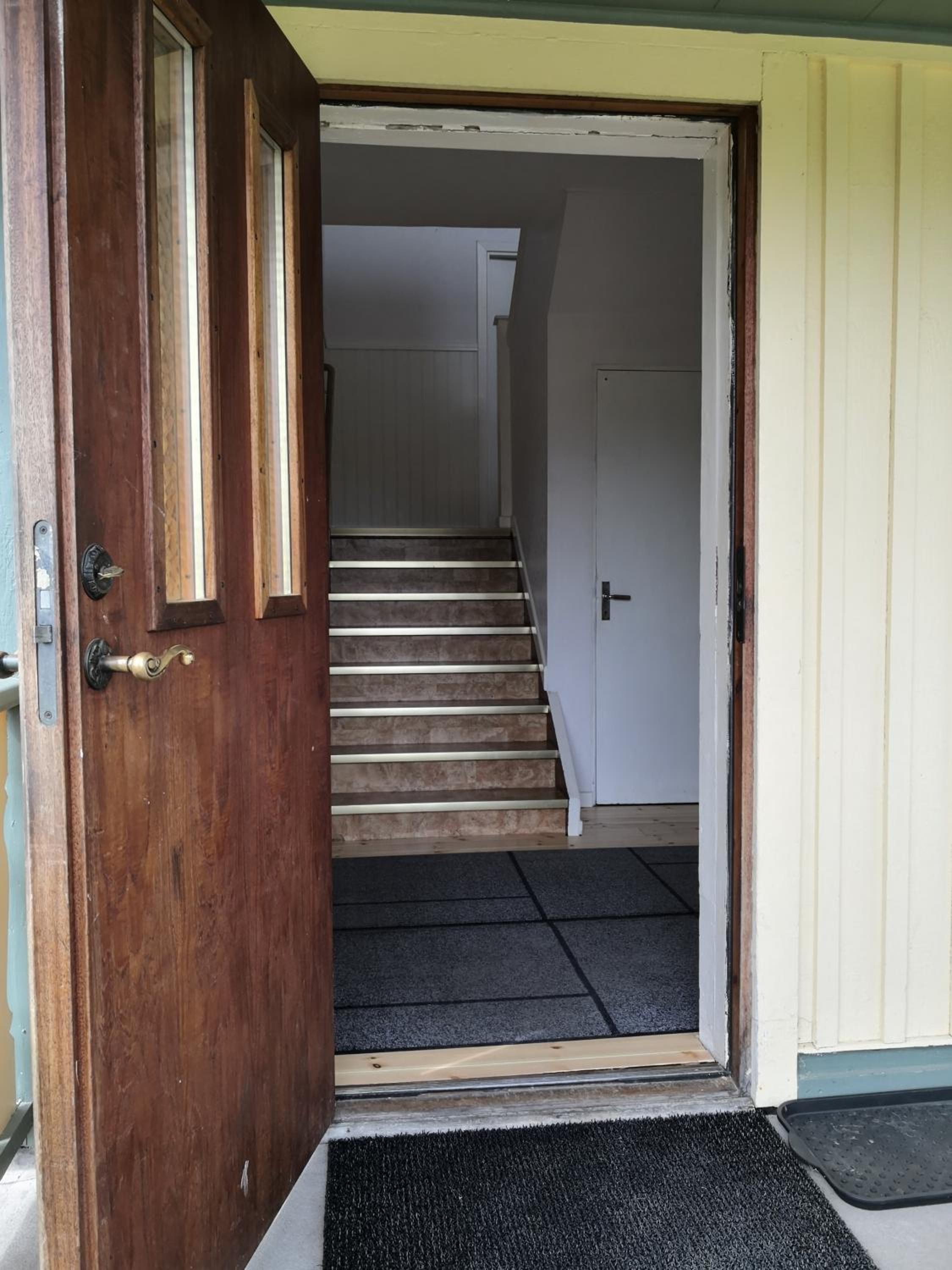 Gula huset, Lakene Ostgård