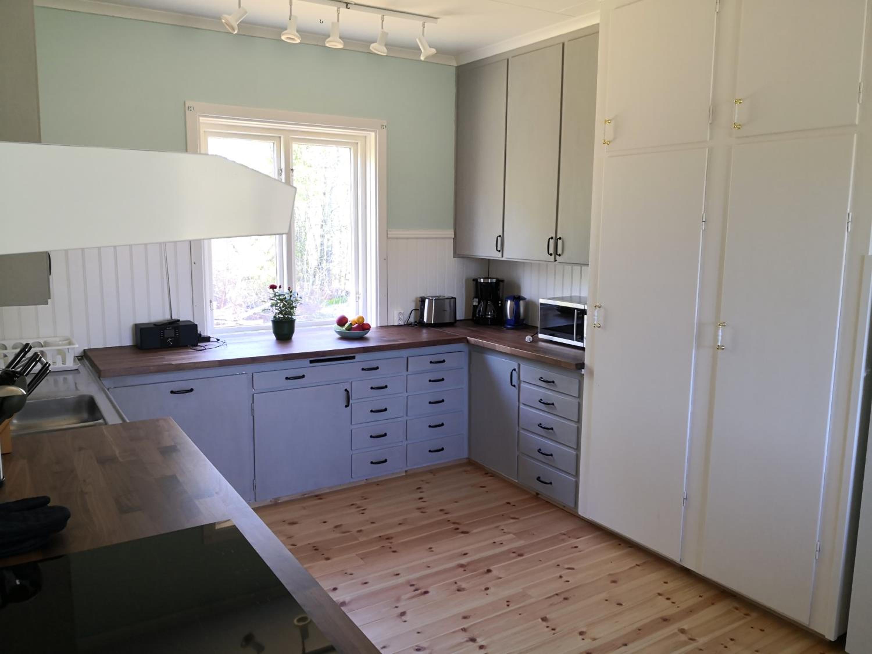 Gula huset, Lakene Ostgård