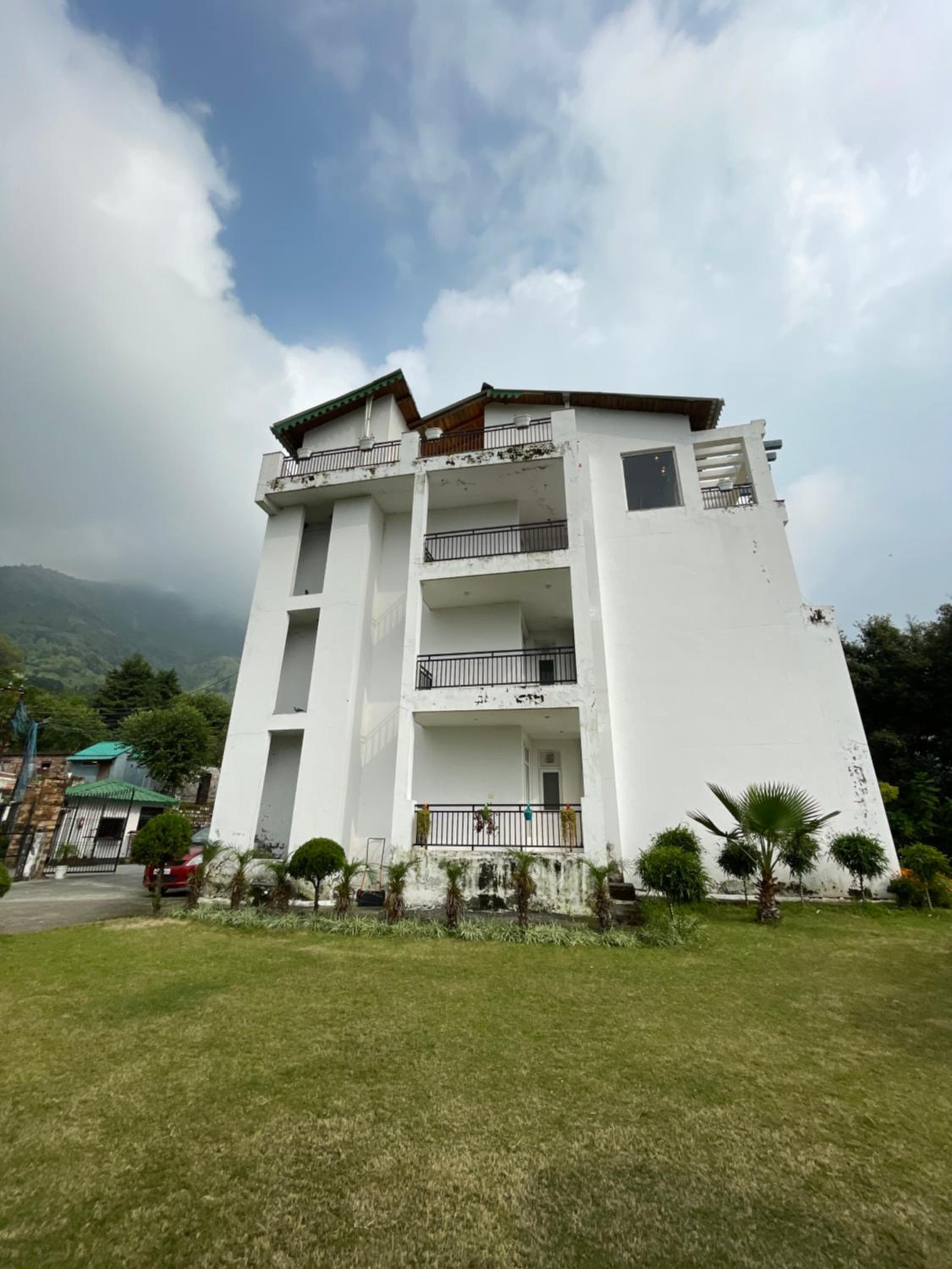 The Ultimate Escape l Lake View 4 BR Penthouse by Roamhome