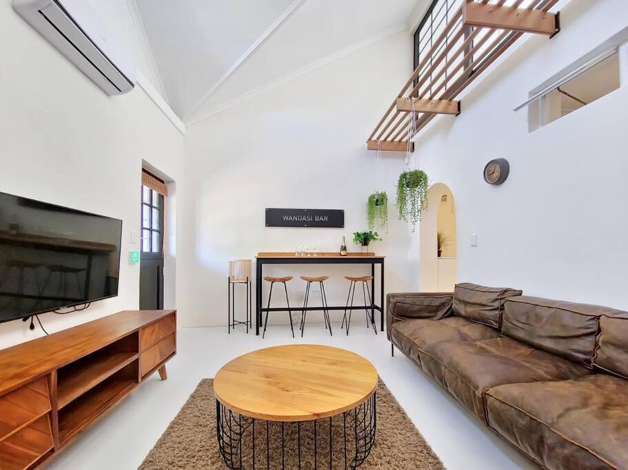 Historic home,light and airy,parking and courtyard view 2