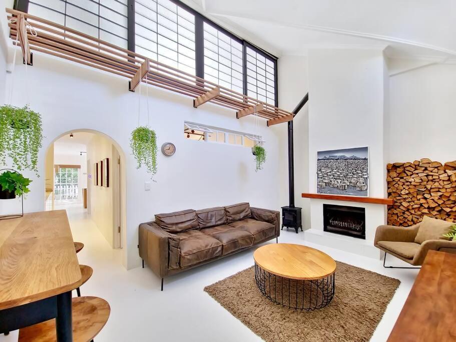 Historic home,light and airy,parking and courtyard view 5